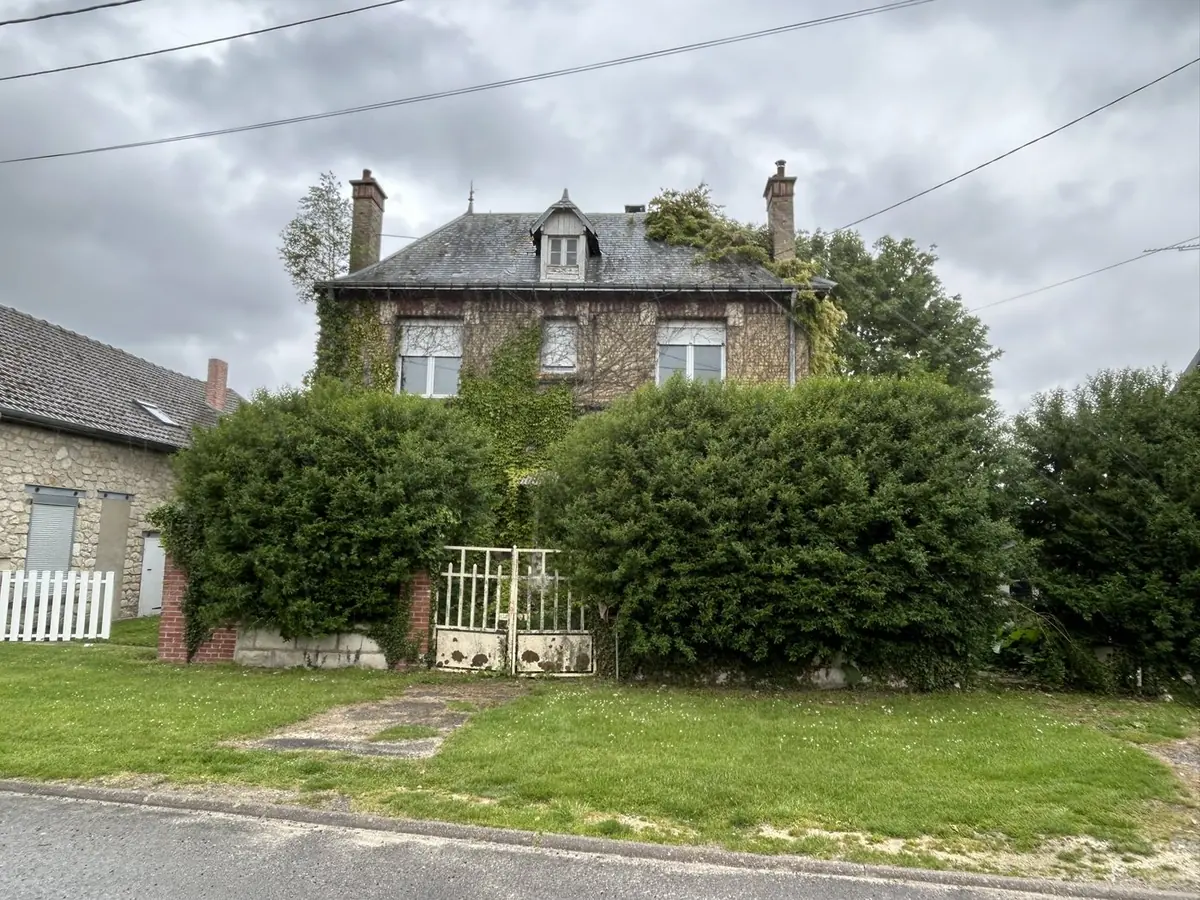 Maison ancienne en pierre avant relevé, vue depuis la rue